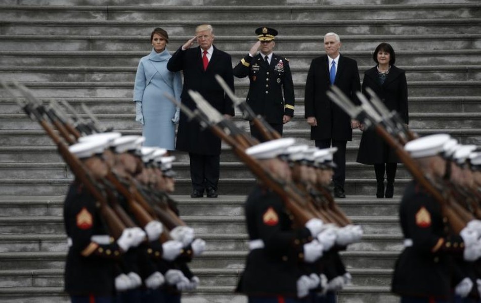 Mới đây, Tổng thống Mỹ Donald Trump đã yêu cầu tiến hành một cuộc diễu binh quy mô lớn tương tự cuộc diễu binh trong lễ kỷ niệm ngày Quốc khánh Pháp tại thủ đô Paris năm ngoái. Đây được xem là động thái nhằm biểu dương sức mạnh quân sự Mỹ. Ảnh: Tổng thống Trump trong buổi  lễ diễu binh mừng ngày ông tuyên thệ nhậm chức ở thủ đô Washington hôm 20/1/2017. (Nguồn ảnh: Reuters)